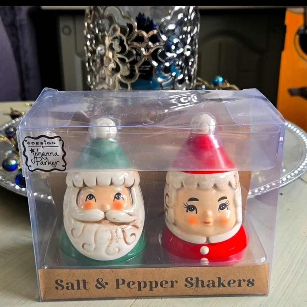 COLLECTIBLE JOHANNA PARKER SANTA & MRS. CLAUS SALT & PEPPER SHAKERS - Picture 10 of 10